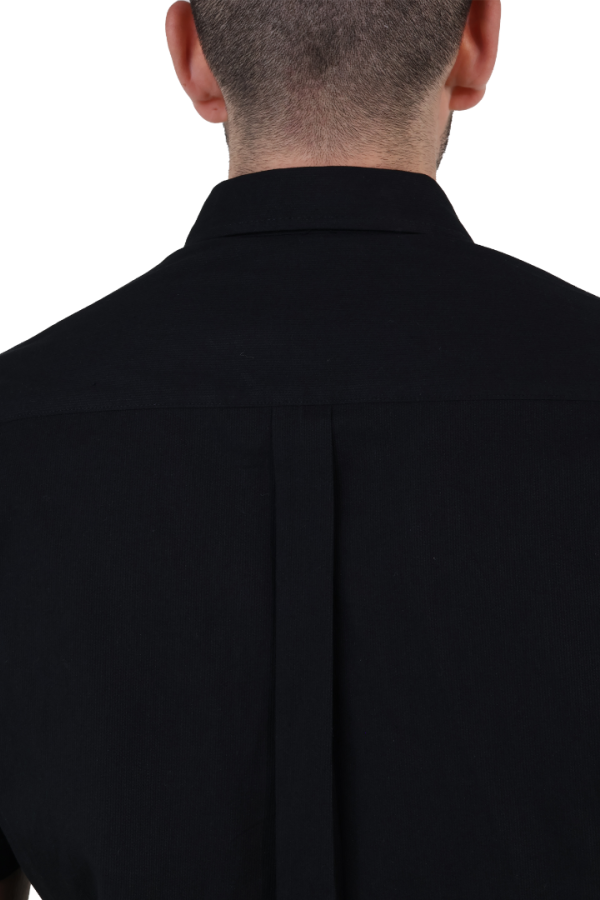 Camisa De Algodón Manga Corta Color Negro Slim Fit Con Bolsa Para Hombre
